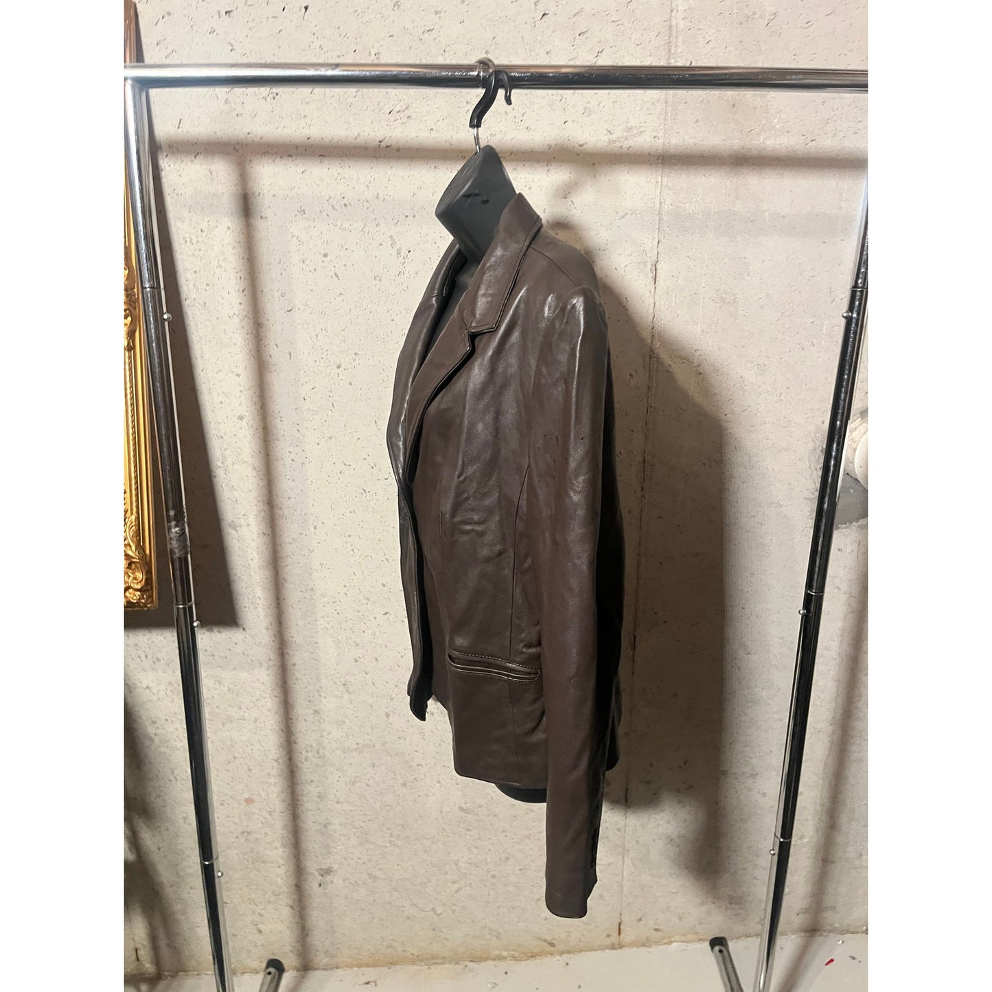 100% Brown Leather Jacket Liz Claiborne Size L ( but labeled a XL ) Sleeve Length : 27 Length