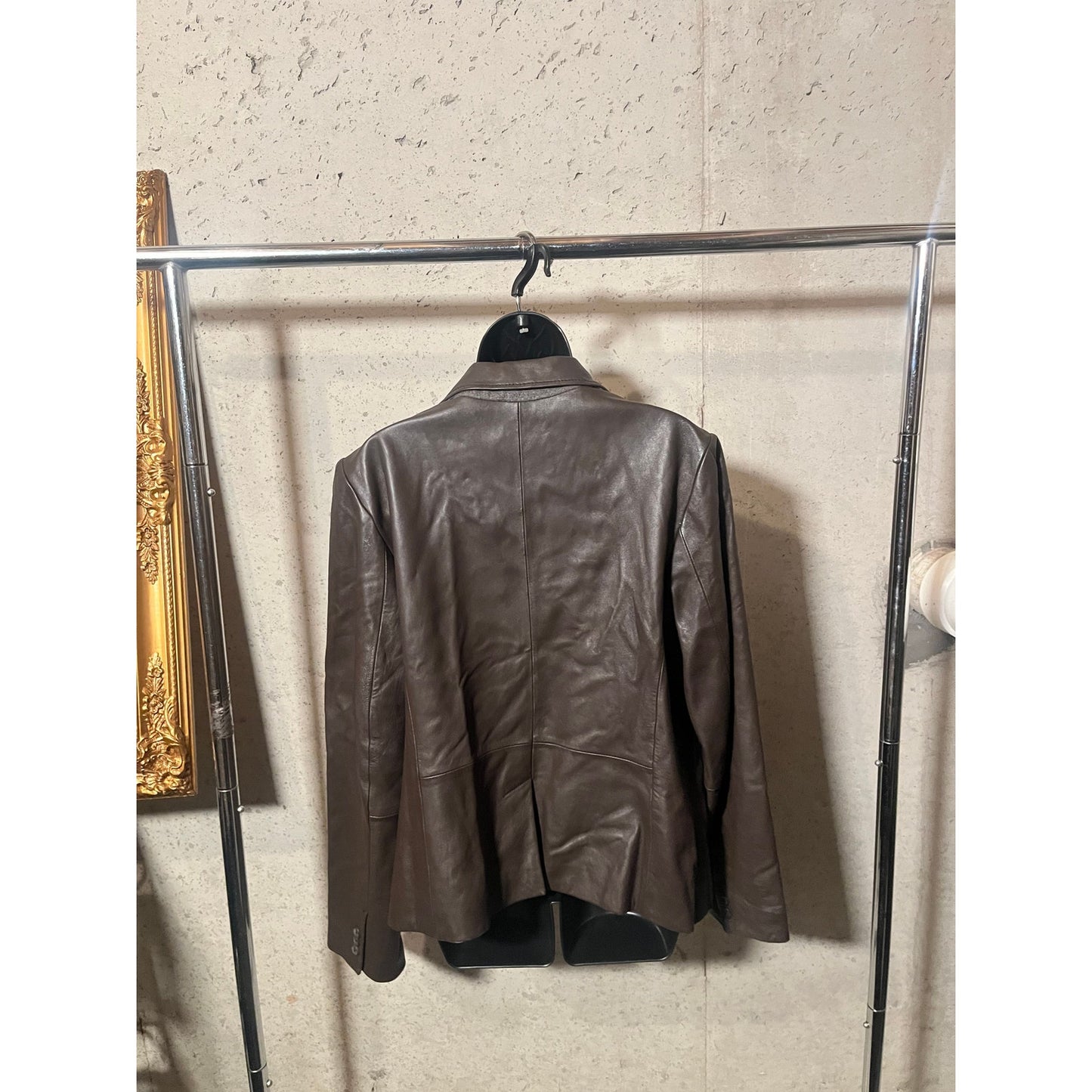 100% Brown Leather Jacket Liz Claiborne Size L ( but labeled a XL ) Sleeve Length : 27 Length
