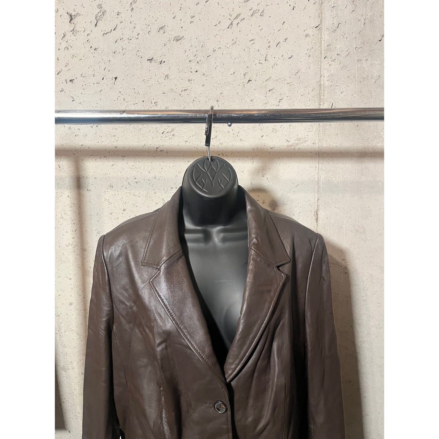 100% Brown Leather Jacket Liz Claiborne Size L ( but labeled a XL ) Sleeve Length : 27 Length